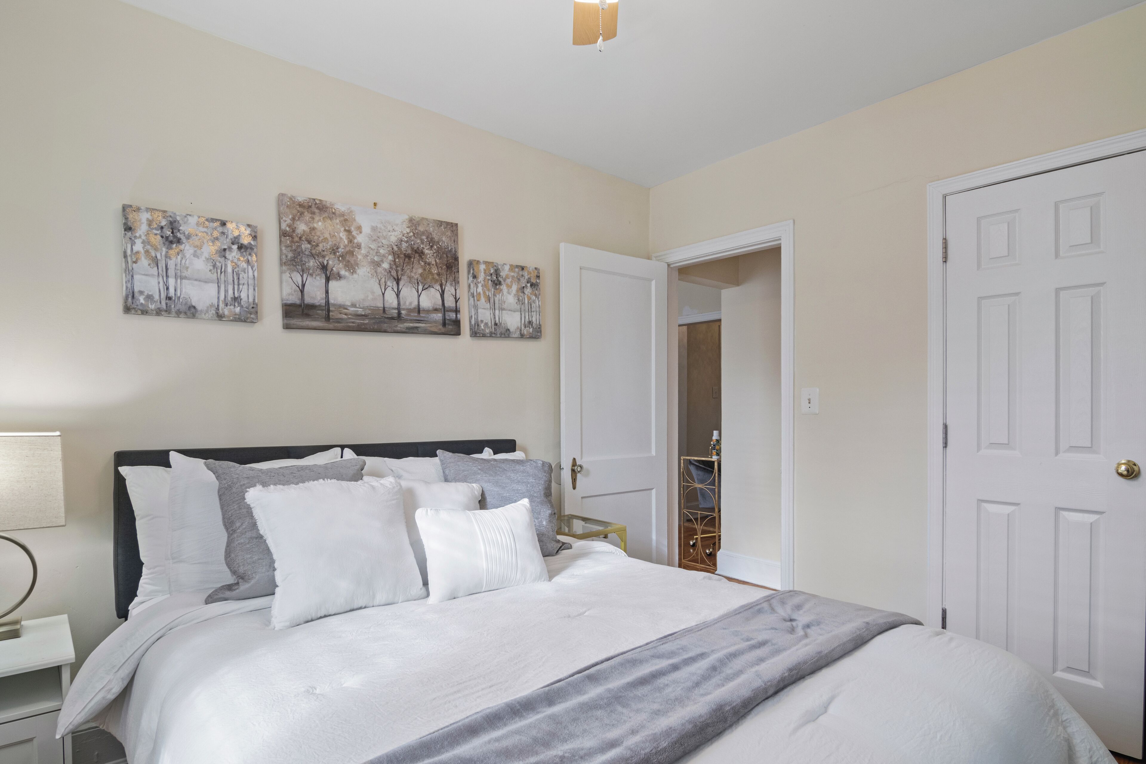 Silitysrauta/-lauta, Wi-Fi, vuodevaatteet