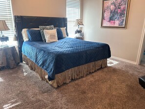 3 bedrooms, iron/ironing board, WiFi, bed sheets - 3 Bedroom, House of Blues, Pet Friendly with high speed internet (Tyler)