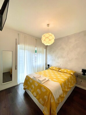 2 soverom, skrivebord, strykejern/-brett og reiseseng for barn