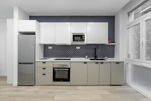 Kjøleskap, mikrobølgeovn, ovn og oppvaskmaskin