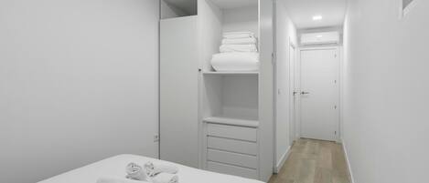 2 dormitorios, tabla de planchar con plancha, Internet y ropa de cama