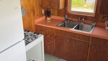 Refrigerador, microondas, parrilla de estufa y cafetera y tetera