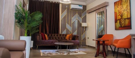 Executive Suite | Living area