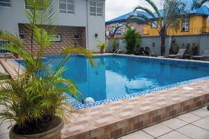 Una piscina al aire libre
