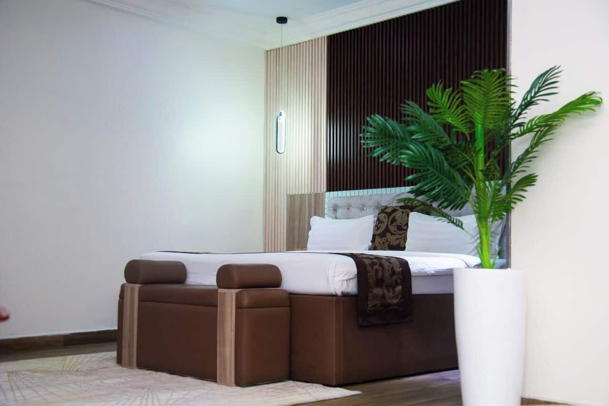 Executive Suite | 1 bedroom, in-room safe, soundproofing, free WiFi