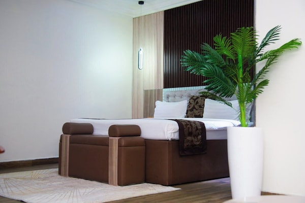 Executive Suite | In-room safe, soundproofing, free WiFi