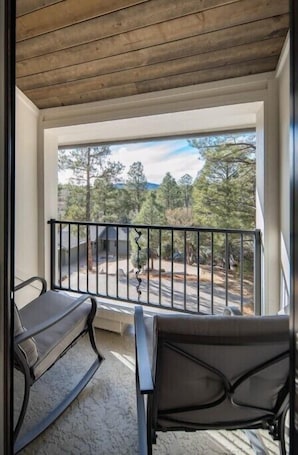 Interior. Enchanting Fawn Chalet in the Pines