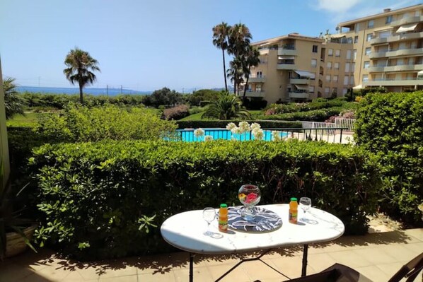 Outdoor dining - Antibes T2 48m2 vue mer Piscine Plage Parking (Antibes)