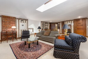 Penthouse | 1 bedroom, individually decorated, individually furnished