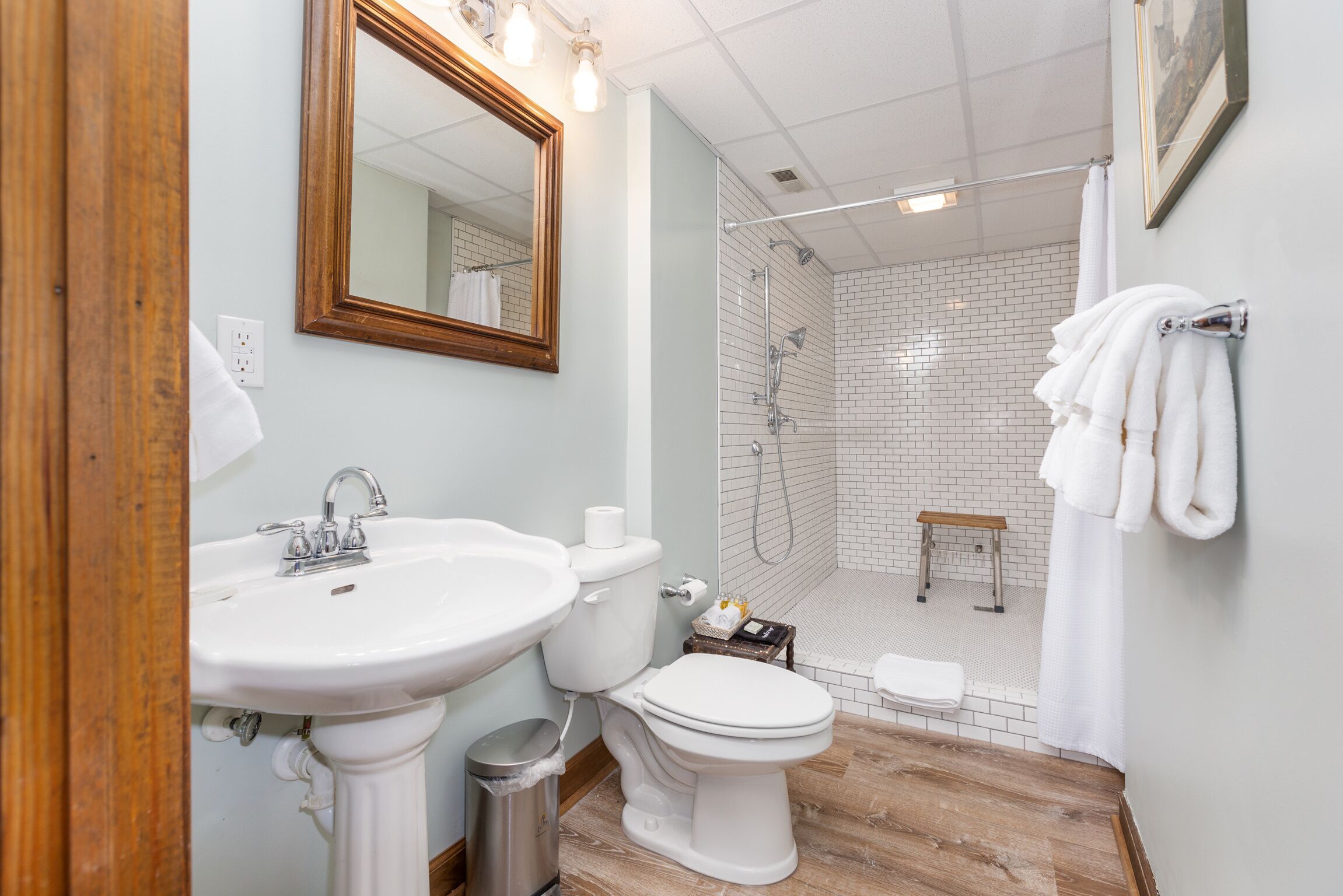 Twin City Suites | Bathroom | Free toiletries, hair dryer, bathrobes, towels
