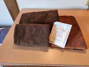 Produtos de toalete biodegradáveis, secador de cabelo, toalhas de banho 