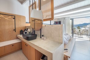 Tabla de planchar con plancha, wifi gratis y ropa de cama 