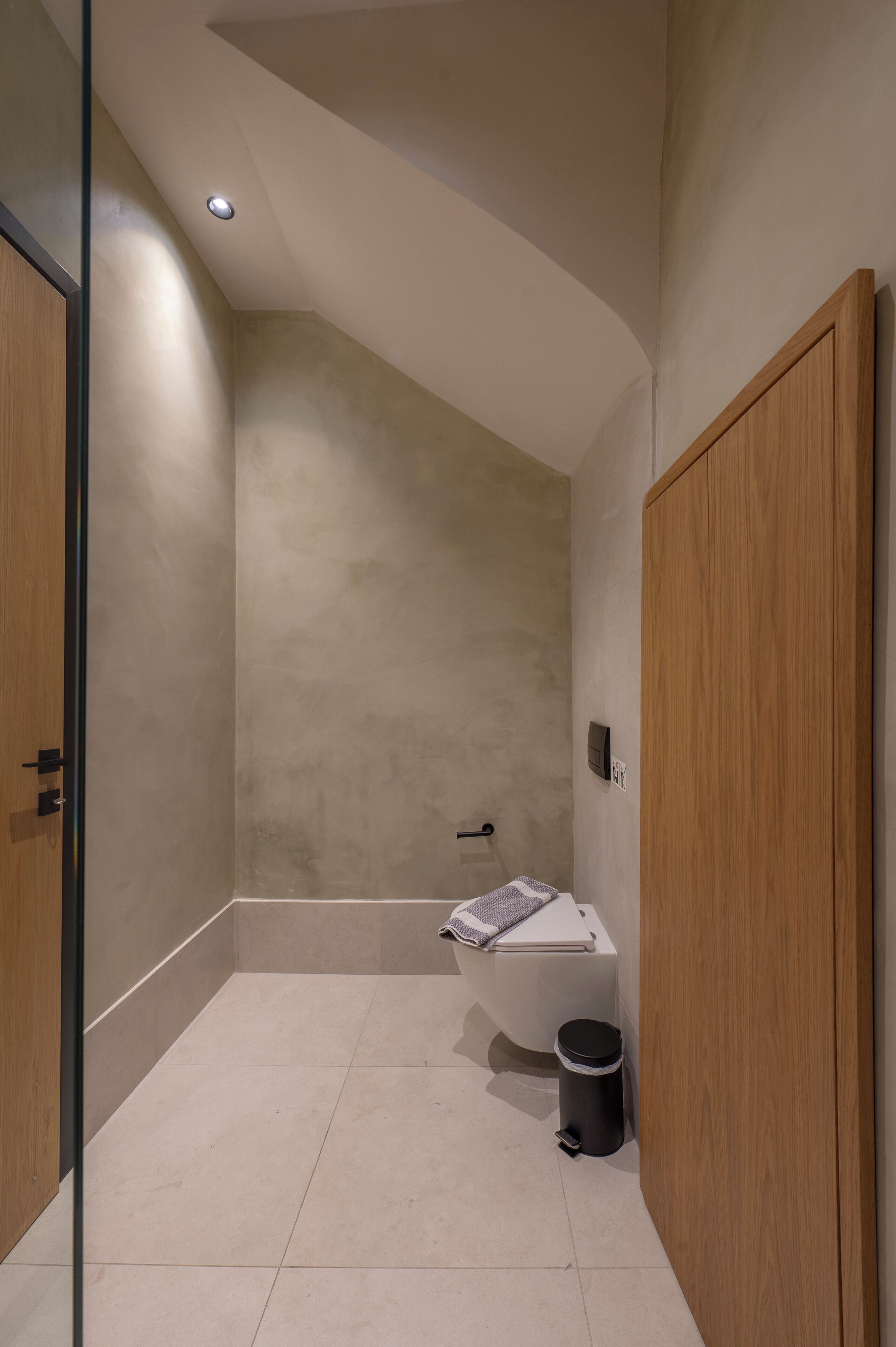 Un baño moderno con bañera, inodoro y un cubo de basura.