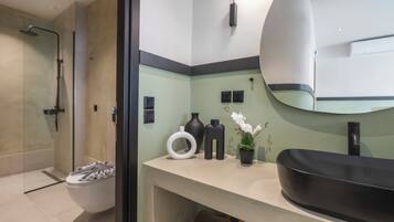 Studio | Bathroom | Hair dryer, towels