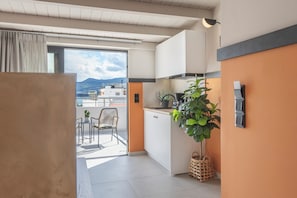 Estudio, vistas al mar | Tabla de planchar con plancha, wifi gratis, ropa de cama