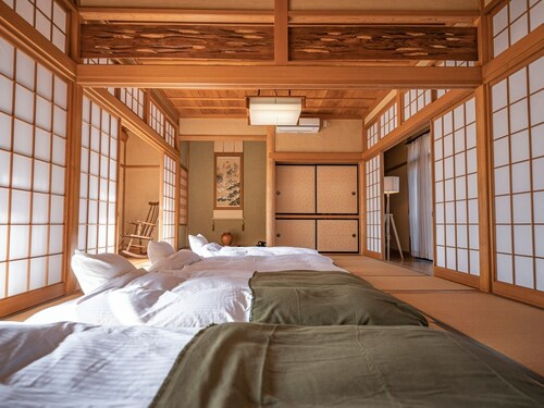 House with a hot spring flowing directly from the source and a large garden / Kamo-gun Shizuoka