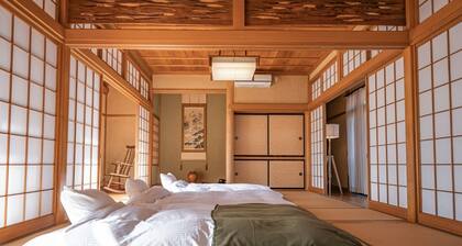 House with a hot spring flowing directly from the source and a large garden / Kamo-gun Shizuoka