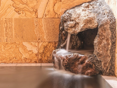 House with a hot spring flowing directly from the source and a large garden / Kamo-gun Shizuoka