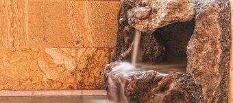 House with a hot spring flowing directly from the source and a large garden / Kamo-gun Shizuoka