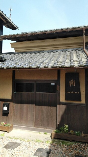 施設入口（Facility entrance）