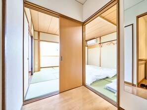 1 bedroom, desk, free WiFi, bed sheets