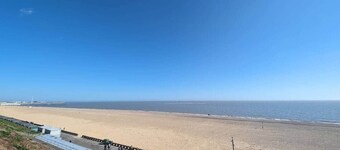 Contemporary 2 Floor Flat with Sea Views!