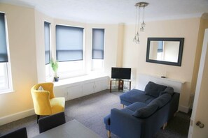 Flat-screen TV - Contemporary 2 Floor Flat with Sea Views! (Lowestoft)