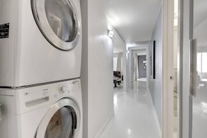 Interior - Sooo Scottsdale 2 Bdrm 2 Ba & Garage! (Scottsdale)