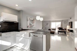 Interior - Sooo Scottsdale 2 Bdrm 2 Ba & Garage! (Scottsdale)