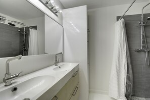 Douche, séchoir à cheveux, serviettes fournies, savon
