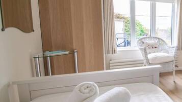 2 habitaciones, tabla de planchar con plancha y cuna de viaje