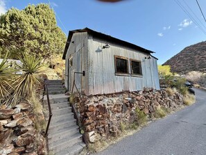 Steps to our home are  - we unload here and stage our luggage to take up the stairs to our home.  - Top of the Stairs Old Bisbee|Park & Walk to Main Street (Bisbee)