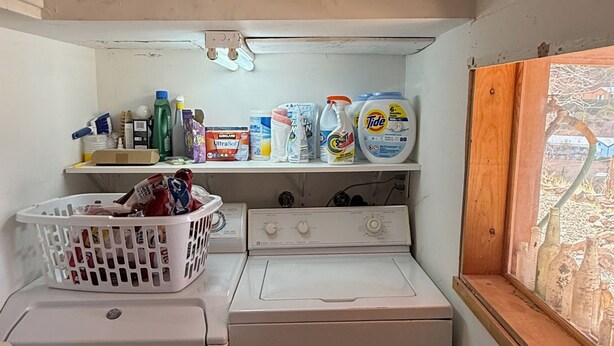 A laundry room with a washing machine, dryer, and a shelf with various cleaning supplies. - 3-bedroom cabin in Old Bisbee (Bisbee)