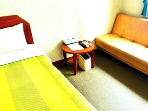 1 bedroom, desk, free WiFi, bed sheets - Smoking SingleHotel Happy Holiday Ishigaki Island / Ishigaki Okinawa (Ishigaki)