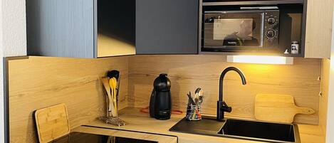 Kühlschrank, Mikrowelle, Wasserkocher mit Kaffee-/Teezubehör
