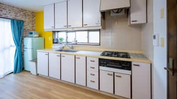 Fridge, microwave, stovetop, cookware/dishes/utensils