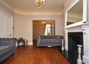 Flat-screen TV - Luxurious Victorian Home by the sea - Myana House (Lowestoft)