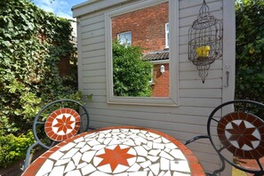 Outdoor dining - Luxurious Victorian Home by the sea - Myana House (Lowestoft)