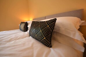 3 bedrooms, iron/ironing board, free WiFi, bed sheets - Luxurious Victorian Home by the sea - Myana House (Lowestoft)