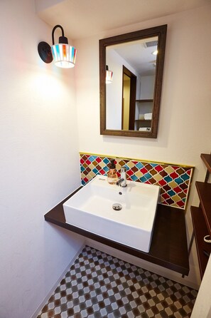 Secador de cabelo, toalhas de banho