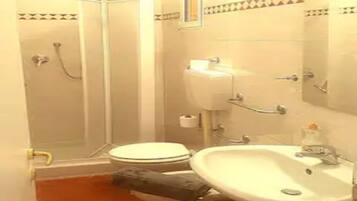 Een haardroger, handdoeken, zeep, toiletpapier