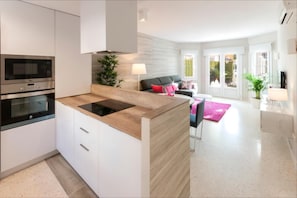 Kühlschrank, Mikrowelle, Ofen, Herdplatte