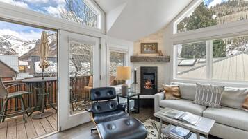 Smart TV, chimenea, reproductor de DVD, futbolito