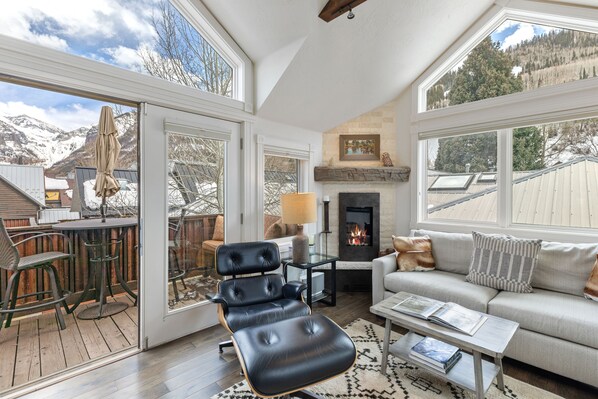 Smart TV, fireplace, DVD player, table football