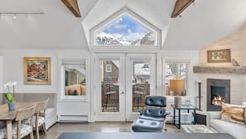 Smart TV, chimenea, reproductor de DVD, futbolito