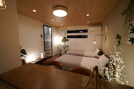 1 bedroom, desk, iron/ironing board, free WiFi. Double bed room 12 people - Garage House Hotel ISHIUCHI BASE 01 / Hiroshima Hiroshima