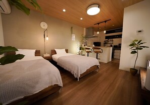 1 bedroom, desk, iron/ironing board, free WiFi - Double bed room 12 people - Garage House Hotel ISHIUCHI BASE 01 / Hiroshima Hiroshima (Hiroshima)
