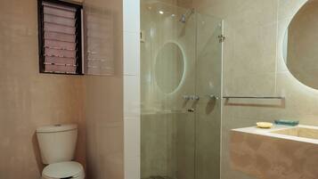 Departamento | Baño | Regadera y toallas