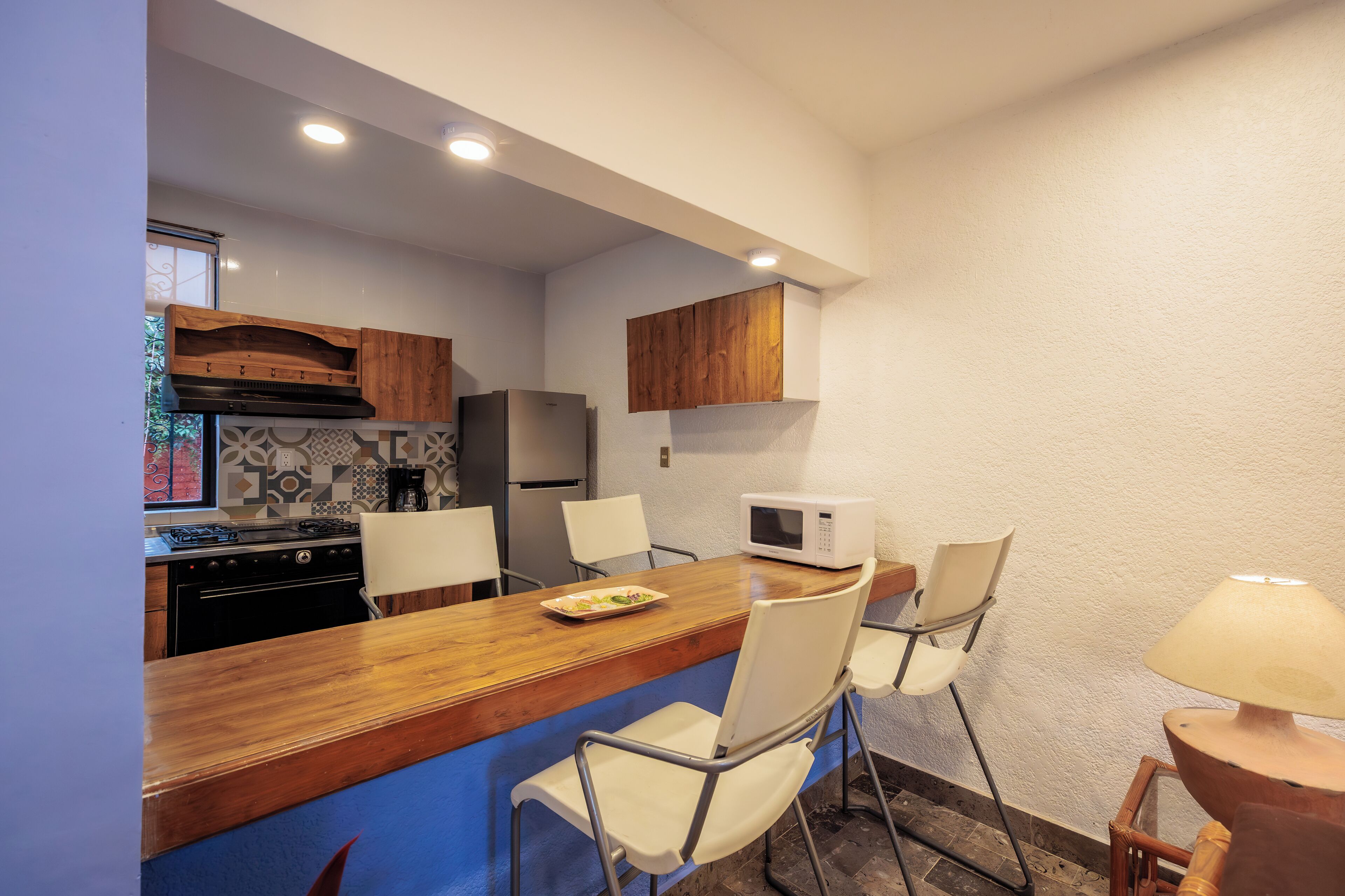 Departamento | Cocina privada | Refrigerador, microondas y comedor 