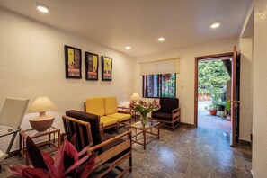 Căn hộ | Khu phòng khách | TV LED 32-inch có truyền hình cáp